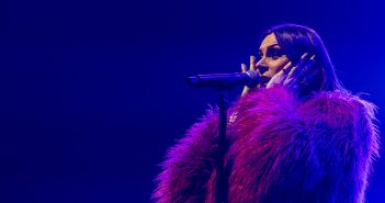 Een magische terugkeer: Floor Jansen betovert AFAS Live met moederlijke metal