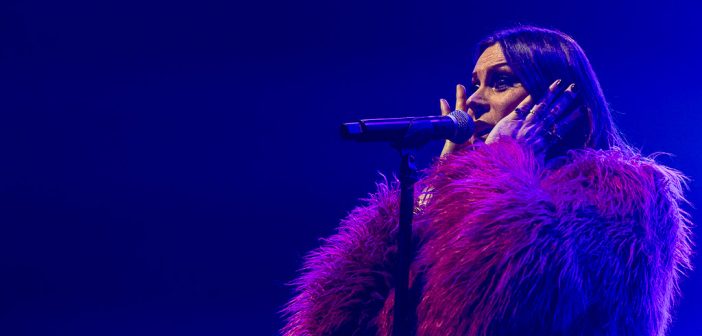 Een magische terugkeer: Floor Jansen betovert AFAS Live met moederlijke metal