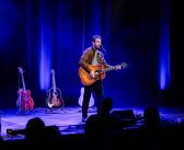 Tim Akkerman verzorgde intieme show in Poppodium Volt