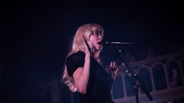 Maisie Peters verlicht Amsterdamse Paradiso