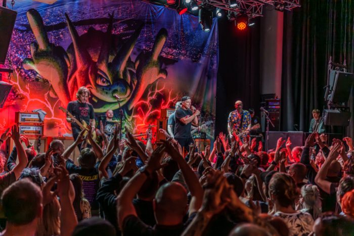 Snaarstrak optreden van Ugly Kid Joe in Volt
