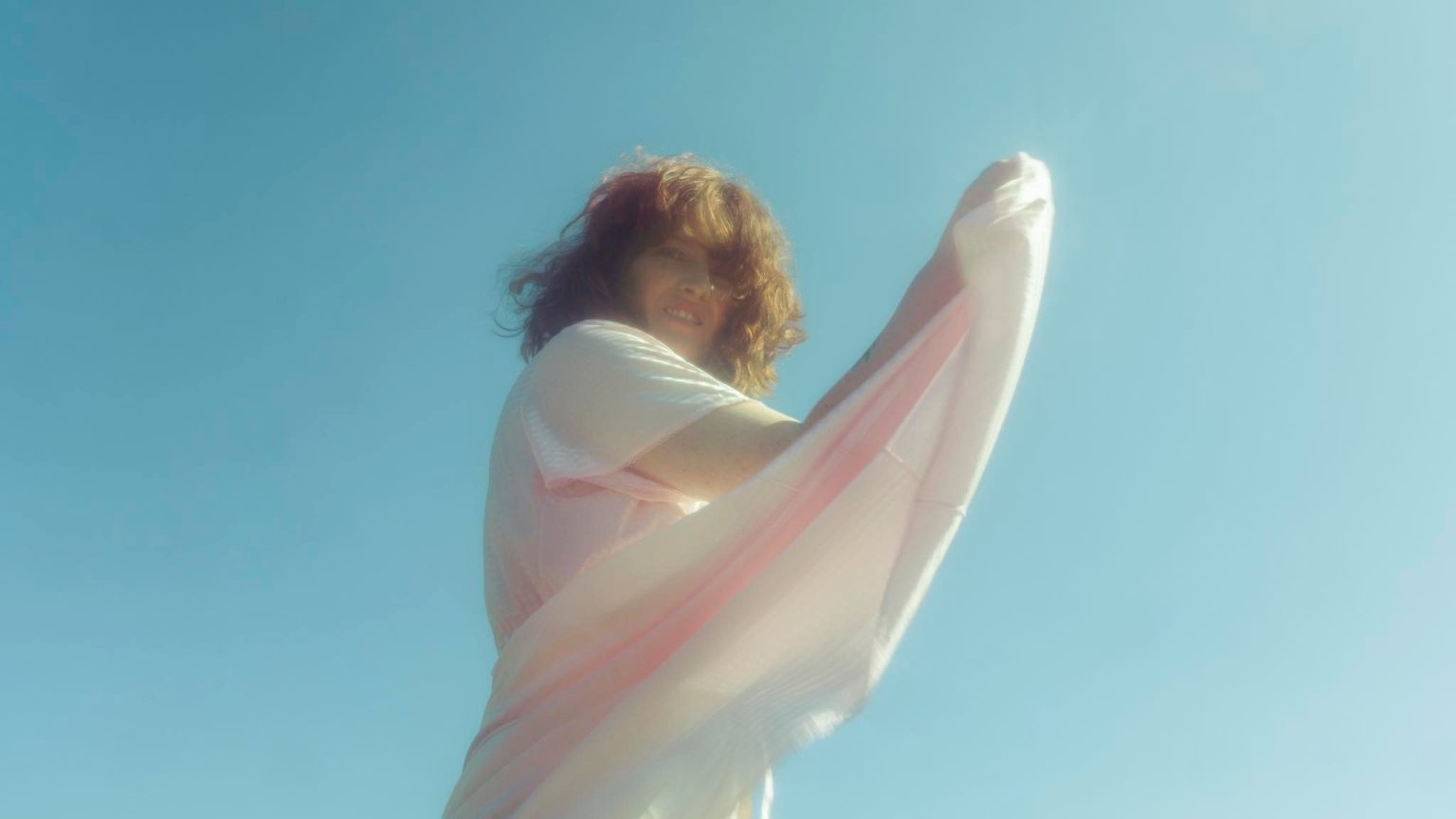 Louien laat haar dagdromen de vrije loop op het verstillend mooie ‘Every Dream I Ever Had’