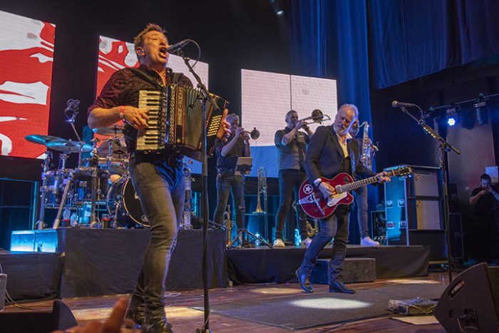 Een rowwe bedoening met Rowwen Hèze in de Muziekgieterij