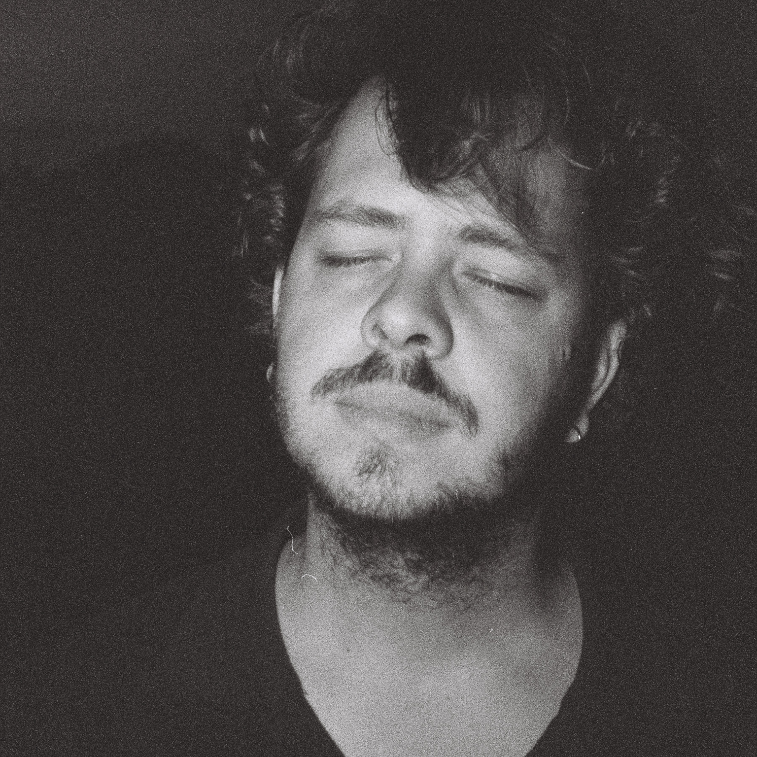 Brent Beukelaer belicht donkere periode op nieuw album ‘Ramen Als Ogen’