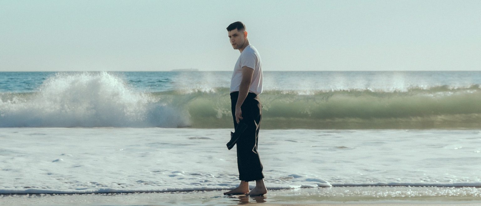 Aaron Frazer introduceert zichzelf nogmaals op ‘Into The Blue’