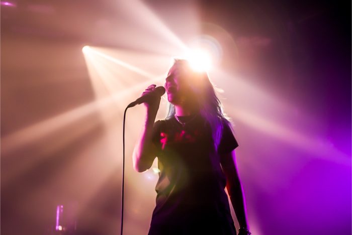 Charlotte Sands Schittert in Melkweg met Elektrisch Optreden