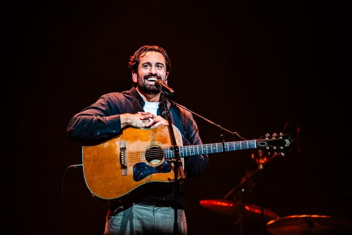 Dotan’s intieme terugkeer: Een avond vol emotie en energie in Doornroosje