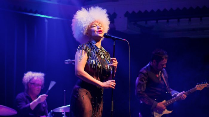Lady Blackbird betovert met soulvolle performance