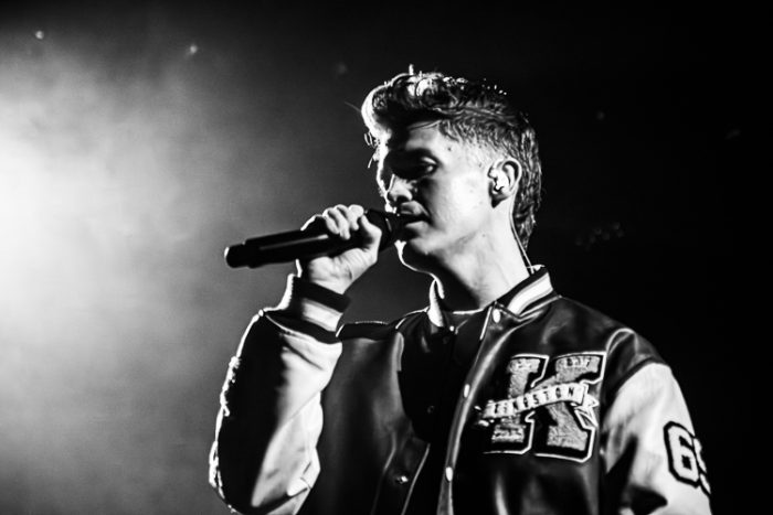 Jamie Miller verovert uitverkochte Melkweg ondanks technische problemen