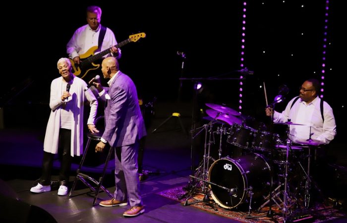 Dionne Warwick laat publiek met gemengde gevoelens achter in Muziekgebouw Eindhoven