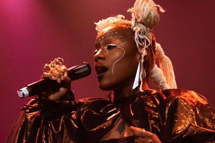 Iniko veroverde harten in Amsterdam met een weergaloos optreden