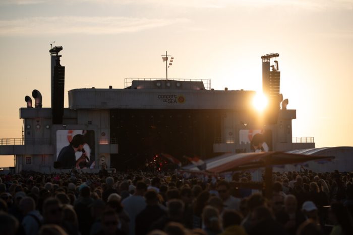 Concert at Sea opent in stijl