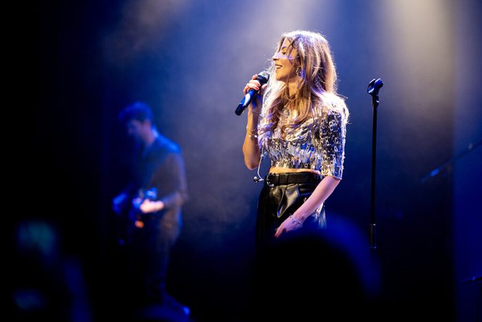 Najoua Belyzel vindt haar weg terug naar het publiek