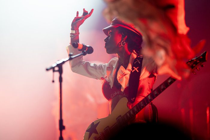 Nova Twins bewijst in 013 met langste set ever dat rock nog springlevend is