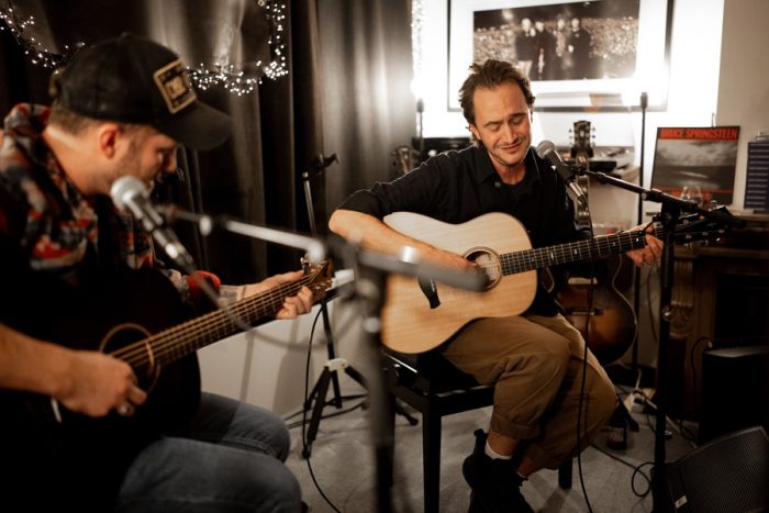 Tom Smith van Editors verrast als mystery guest in Rock Lobster