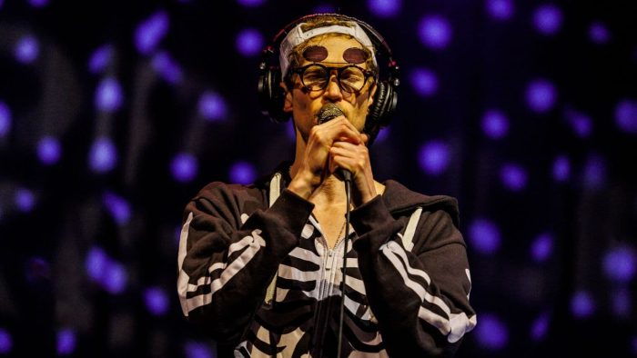 Louis Cole vindt vrijheid in Muziekgebouw Eindhoven pas in de toegift