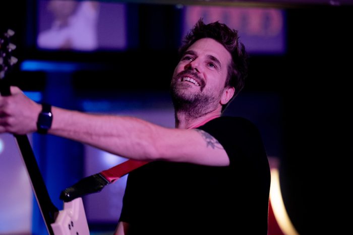 Jan Bas betovert de Macca Club met nostalgie en New Wave