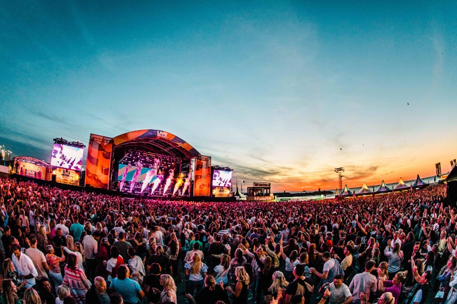 Anouk, Son Mieux en DI-RECT samen op het strand van Scheveningen