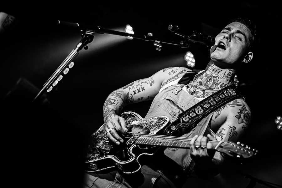 Douwe Bob verwelkomt inwoners van ‘Outcast Town’ in Deventer