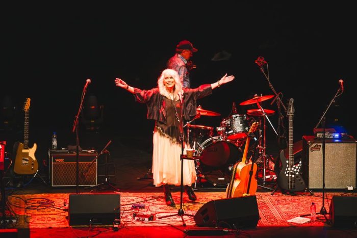 Emmylou Harris neemt waardig afscheid in Eindhoven