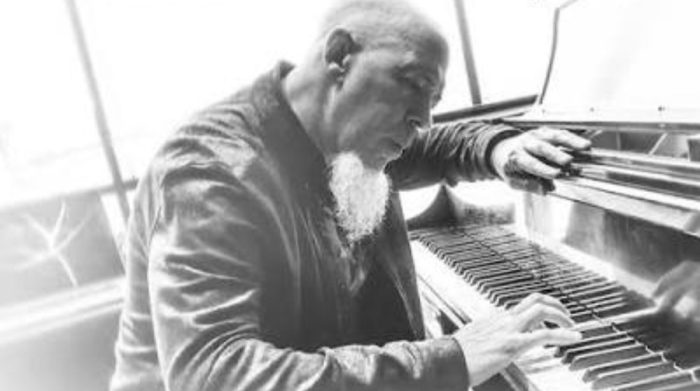 Jordan Rudess laat Dream Theater in Muziekgebouw Eindhoven vergeten door Bach, Bowie, Pink Floyd en technologie