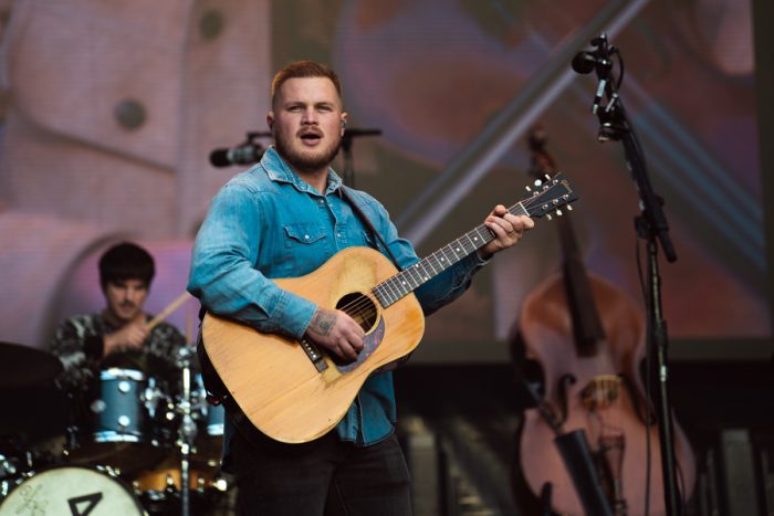 Zach Bryan verovert Philips Stadion met oprechte country en pure verbondenheid