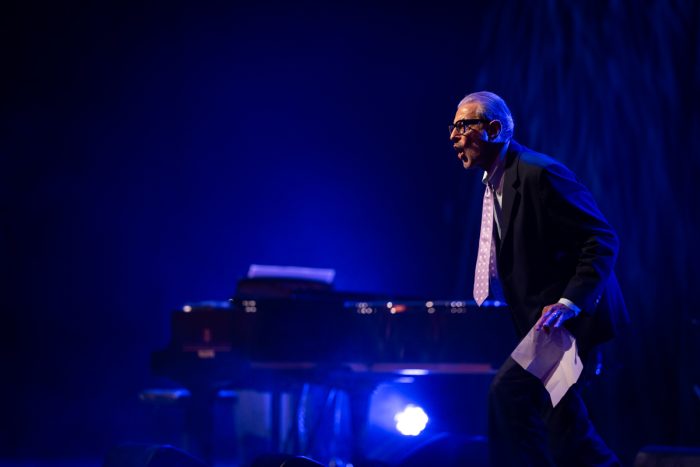Jeff Goldblum neemt Elisabethzaal mee op stijlvolle cruise door de gouden jazzjaren