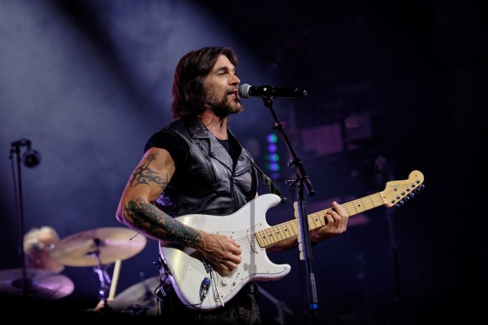 Juanes brengt Tilburg in vuur en vlam