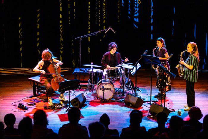 Vier eigenzinnige stemmen van DaughterDaughter in het Bimhuis