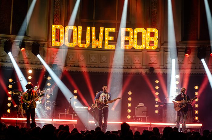 Douwe Bob geeft countrykoorts door in Paradiso