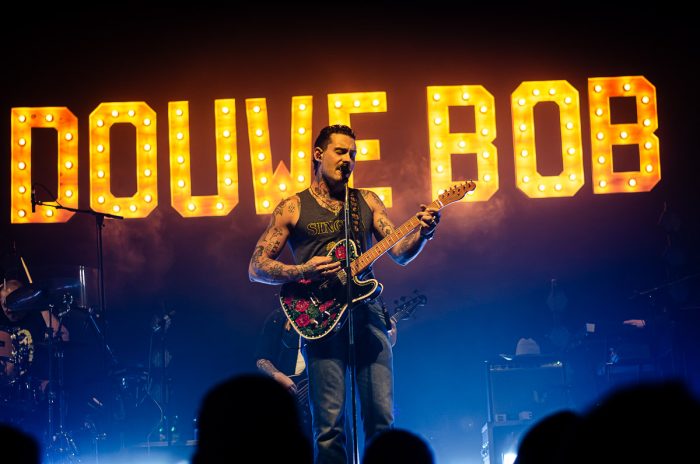 Douwe Bob switcht moeiteloos tussen rock en country in TivoliVredenburg