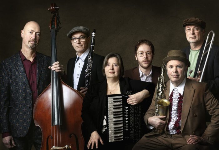 Dertig jaar AKB: Amsterdam Klezmer Band laat Eindhoven dansen als nooit tevoren